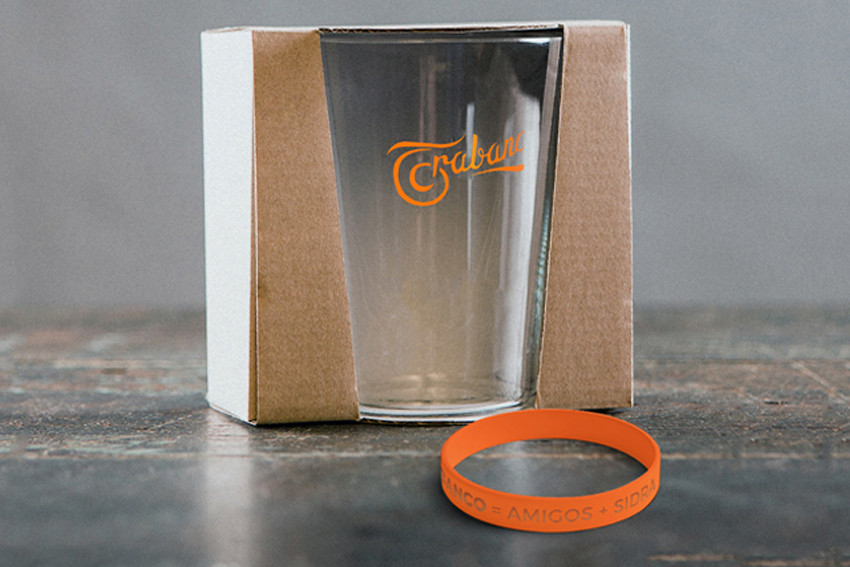 Vasos de sidra y pulseras de colores para seguir compartiendo Vasos de sidra y pulseras de colores para seguir compartiendo